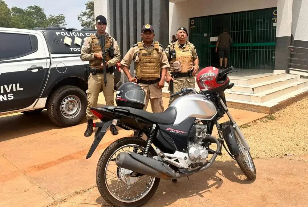 A motocicleta foi apresentada na delegacia da Polícia Civil pelos militares do 1º BPM – Foto: Alessandro Ferreira.