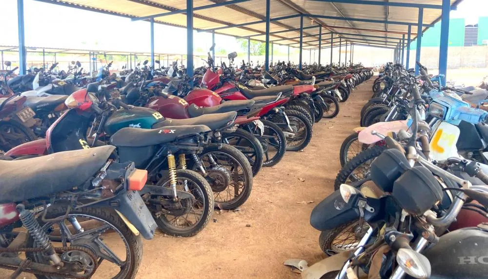 Entre os veículos que vão a leilão estão diversas motocicletas.