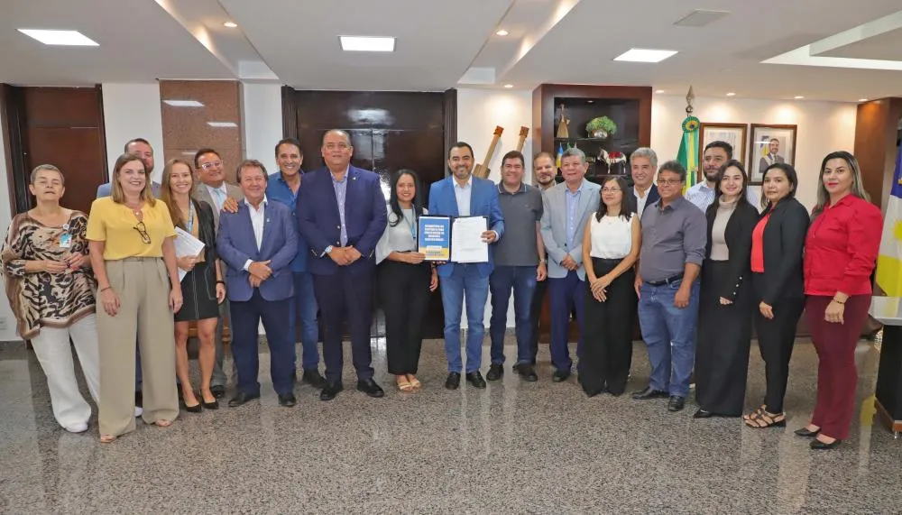 Em seu gabinete, o governador Wanderlei Barbosa assina o contrato de R$ 31,6 milhões para construção de mais 176 unidades habitacionais em Palmas.