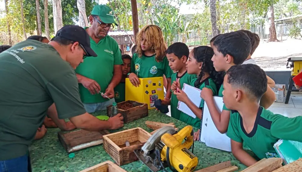 Alunos atentos a explicação do zootecnista sobre a criação de abelhas