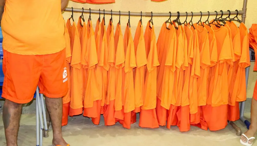 Uniformes produzidos são destinados para uso nas unidades penais do estado