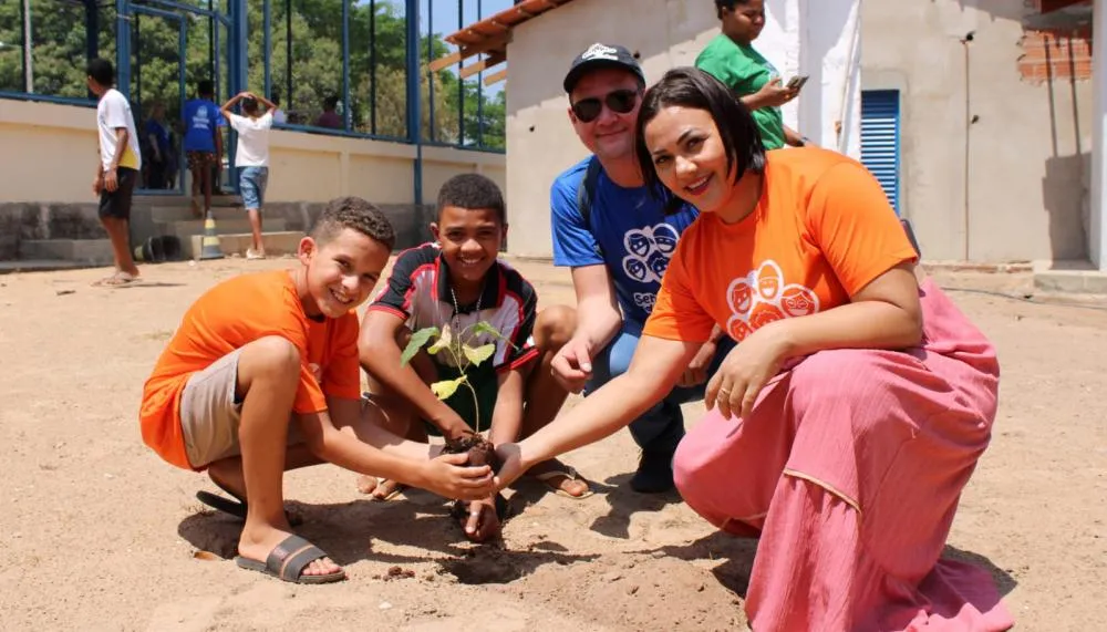 As crianças aprenderam a técnica correta de plantar mudas nativas do Cerrado