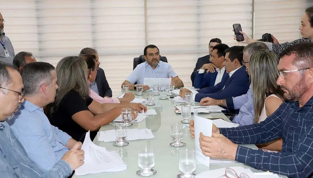 Governador Wanderlei Barbosa, recebeu na tarde desta segunda-feira, 14, em seu gabinete o secretário de Estado da Educação, Fábio Vaz, acompanhado de membros da comissão de construção do novo Plano de Cargos, Carreiras e Remuneração (PCCR).