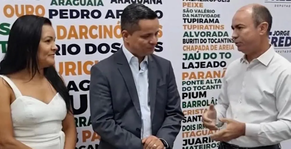 Prefeito Manoel Natalino ao lado da primeira-dama Ana Reis, com o Dep. Jorge Frederico em seu gabinete durante o anúncio de recursos. Foto: Redes sociais.