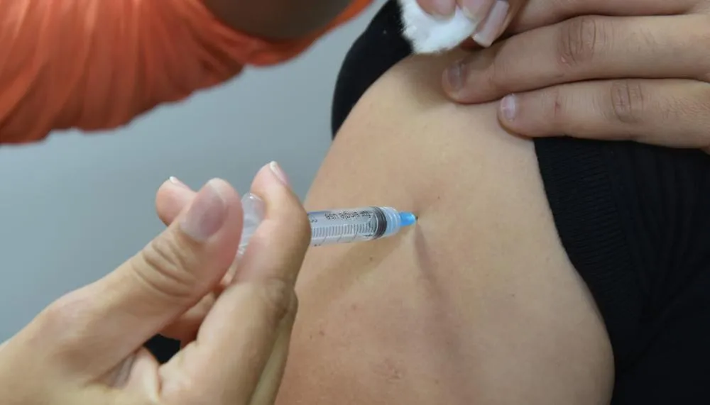 Além de proteger a população, a vacina diminui os riscos de internações e gastos com medicamentos