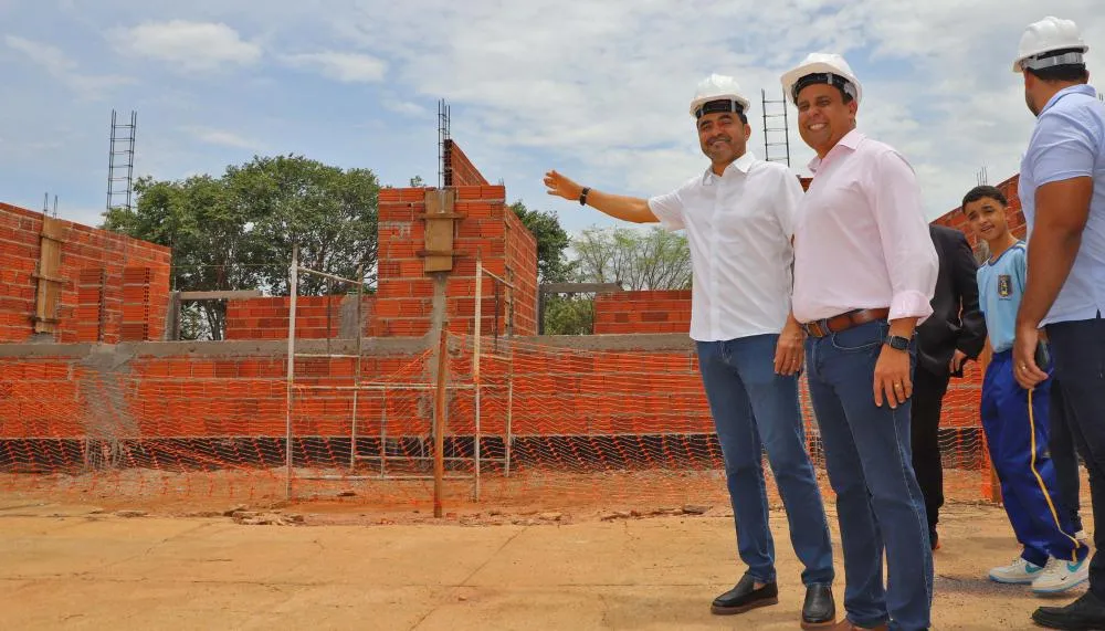 Governador Wanderlei Barbosa visitou as obras de ampliação da Escola Estadual Cívico-Militar Maria dos Reis Alves Barros, no Jardim Taquari, em Palmas.