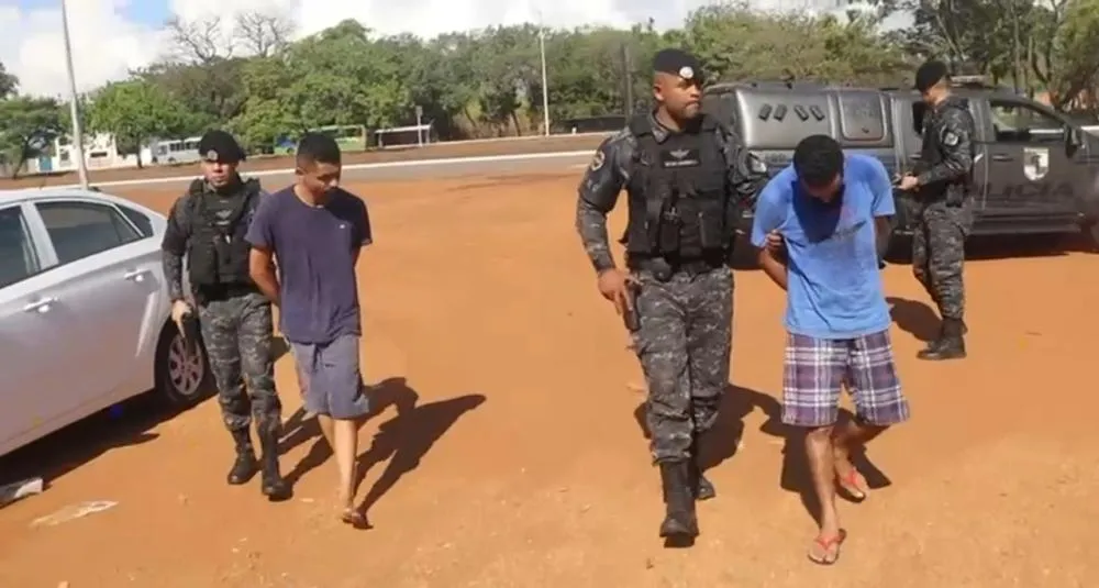 Após serem presos, os suspeitos foram conduzidos e apresentados na delegacia da Polícia Civil – Foto: Alessandro Ferreira.