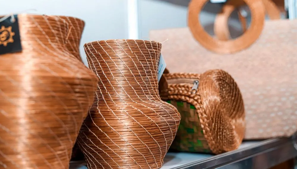 O capim-dourado dá origem a peças que vão desde os objetos utilitários aos itens de decoração e de uso pessoal.