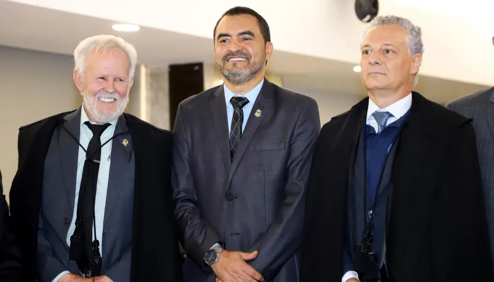 Governador Wanderlei Barbosa e o presidente do TRE-TO, João Rigo Guimarães, acompanham a cerimônia de posse do novo titular da corte eleitoral.