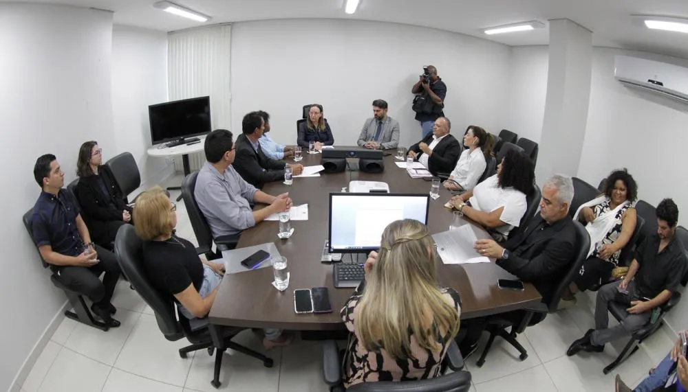 Participantes celebram a assinatura do acordo que reúne governo, justiça e comunidades quilombolas, em um esforço conjunto para garantir o direito à terra e a preservação das tradições no Tocantins 