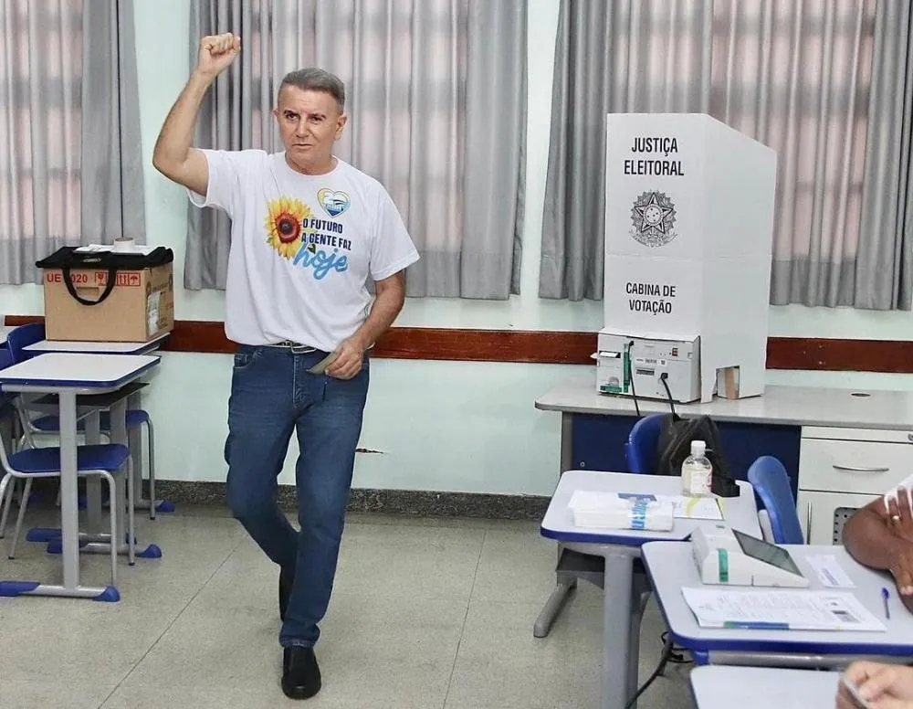 Eduardo Siqueira no momento de sua votação no colégio Marista, Foto: Rede social.