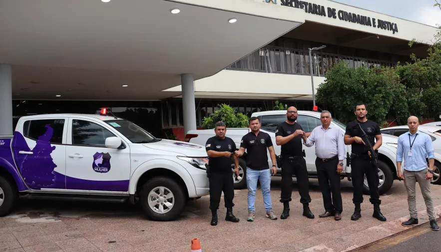 Secretário da Seciju, Deusiano Amorim, realizou a entrega oficial das viaturas, com o superintendente de Administração dos Sistema Penitenciário e Prisional 