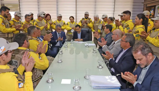 Governador Wanderlei Barbosa assina o PCCR, uma conquista esperada há mais de dez anos.