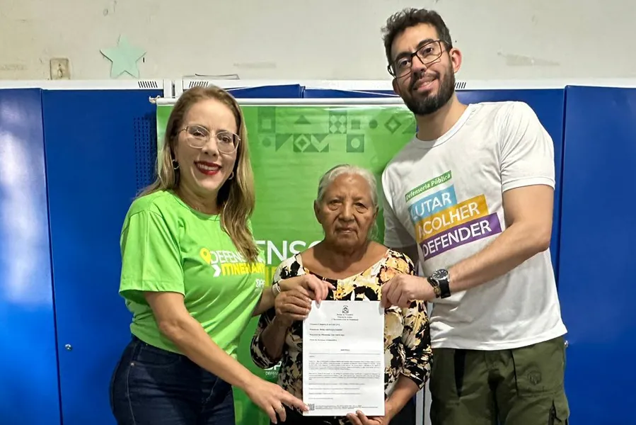 Maria Gentileza (centro) orgulhosa com o seu novo registro de nascimento.