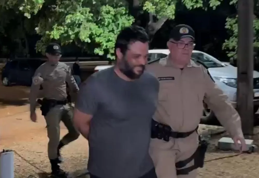 Após ser detido, Caio Lúcio foi conduzido e apresentado na 1ª Central de Atendimento da Polícia Civil – Foto: Alessandro Ferreira.
