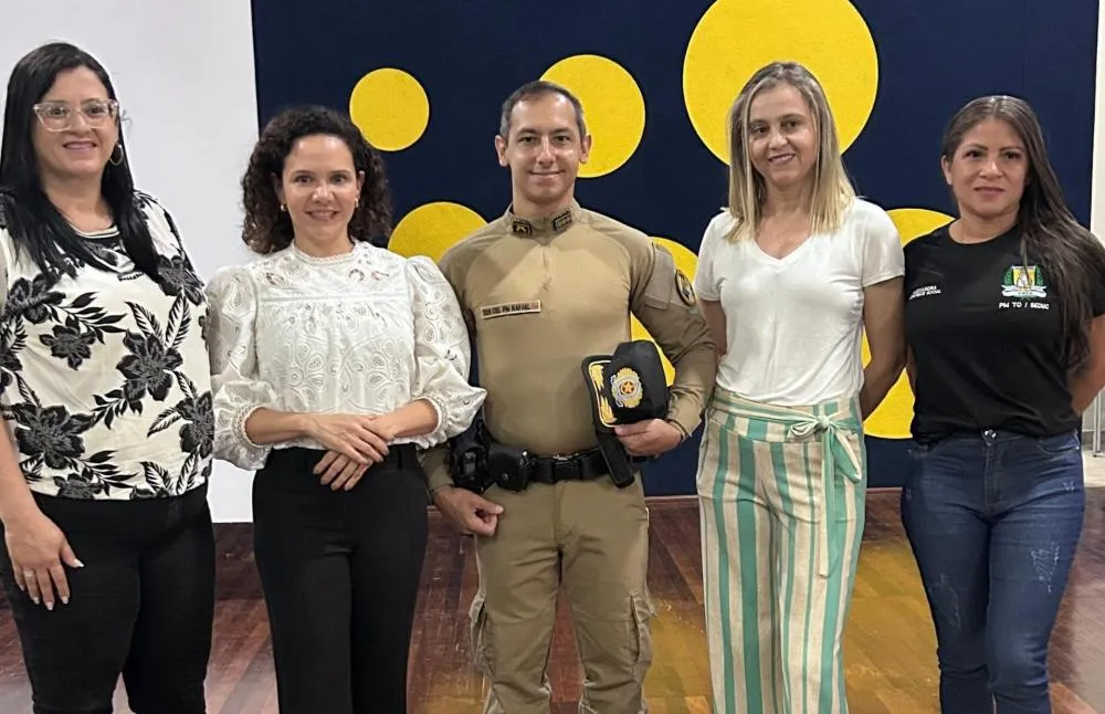 Promotora Munique Vaz (2ª da esq. para dir.) e equipe da escola.