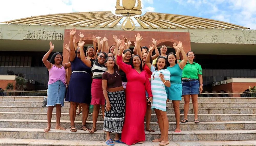 Visita das quebradeiras de coco babaçu à sede do Poder Executivo faz parte do projeto Portas Abertas, promovido pela primeira-dama do Tocantins, Karynne Sotero.