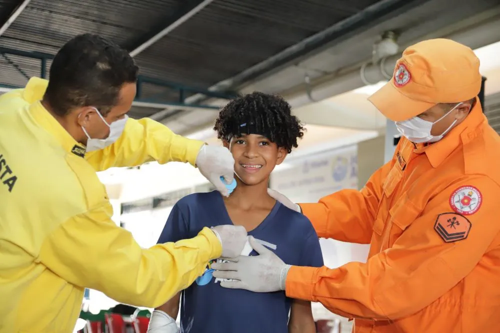 Dentro da programação do projeto Conecta Jovem, estudantes como Luiz Gustavo, do Centro de Ensino Médio Antônio Póvoa, participaram de oficinas teóricas e práticas promovidas pelo Corpo de Bombeiros