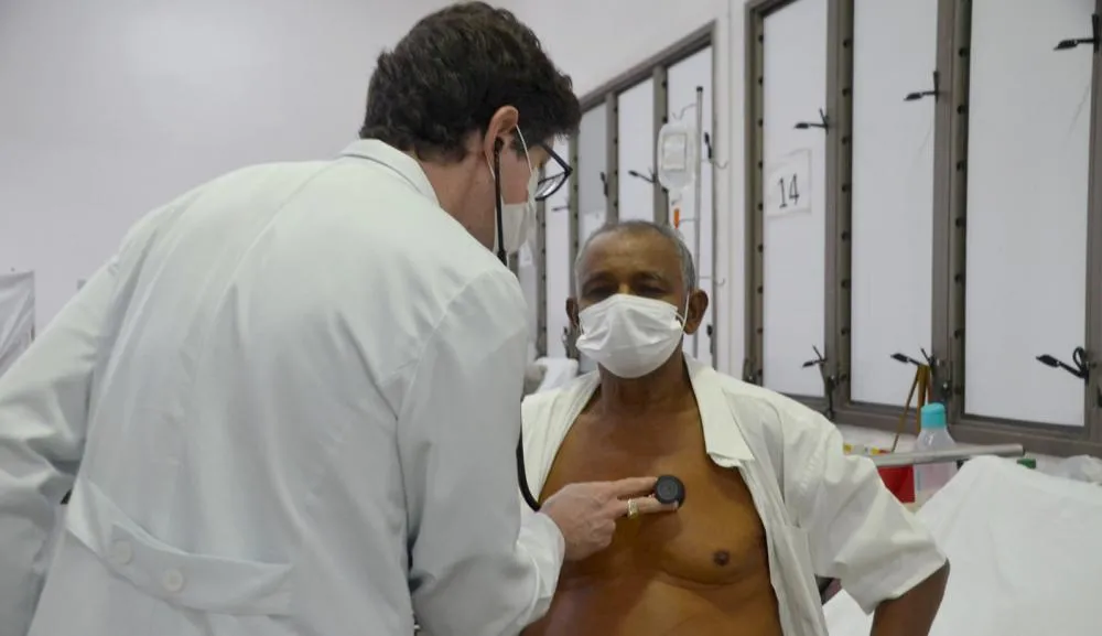 Em casos de dificuldade respiratória, tosse com catarro ou outro sintomas é preciso procurar um médico