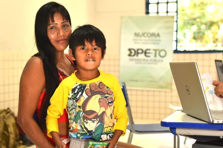 Wekuka karaja e o filho, ambos da Aldeia Fontoura, durante atendimento realizado pelo Nucora