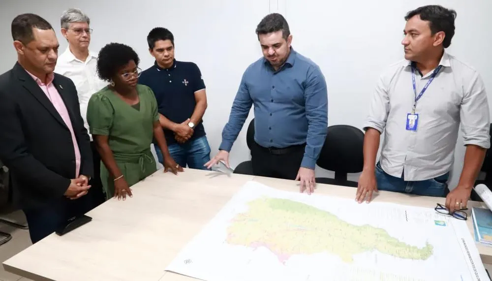 Titular da Seplan (ao centro), Sergislei de Moura, entrega documento histórico na semana da Consciência Negra .