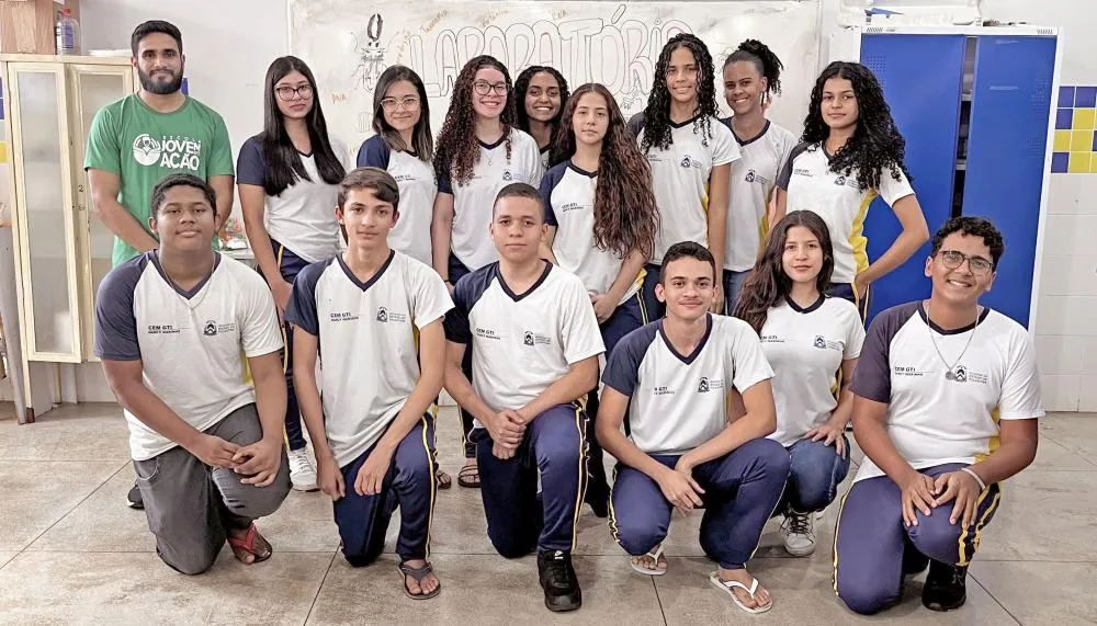 Estudantes comemoram a conquista de 17 medalhas na Olimpíada.