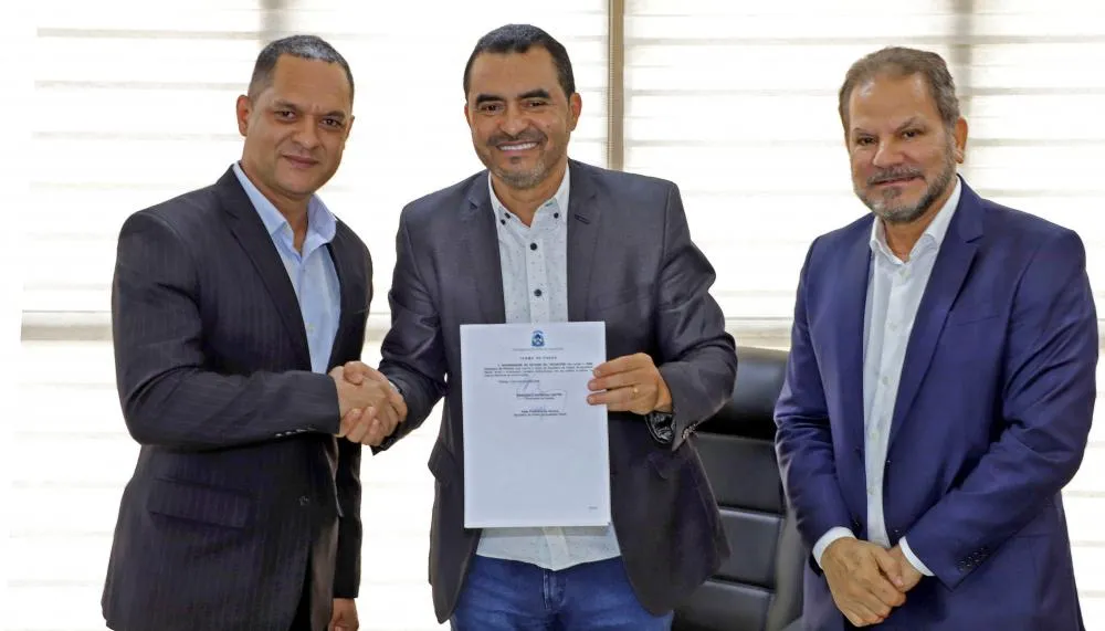 Em solenidade no Palácio Araguaia, governador Wanderlei Barbosa empossa Adão Francisco de Oliveira como secretário de Estado da Igualdade Racial .