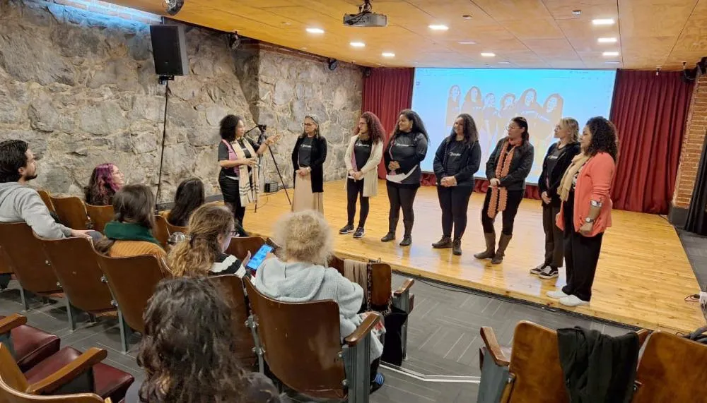  Com enfoque na valorização do protagonismo feminino e na conexão multicultural internacional, a oficina foi um dos destaques do festival.