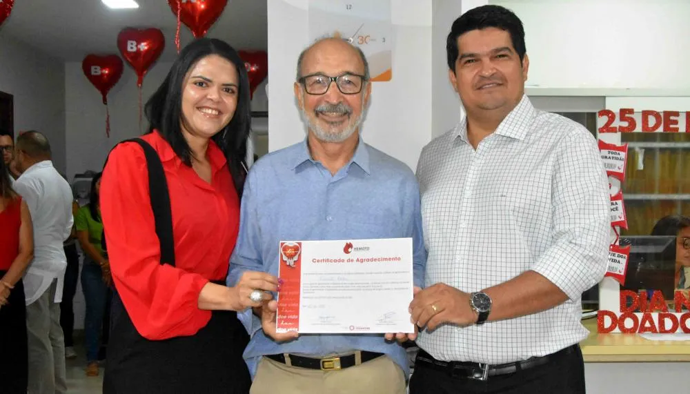 O secretário de Estado da Saúde (à direita), Carlos Felinto, destacou que a doação de sangue é fundamental para a promoção da saúde.