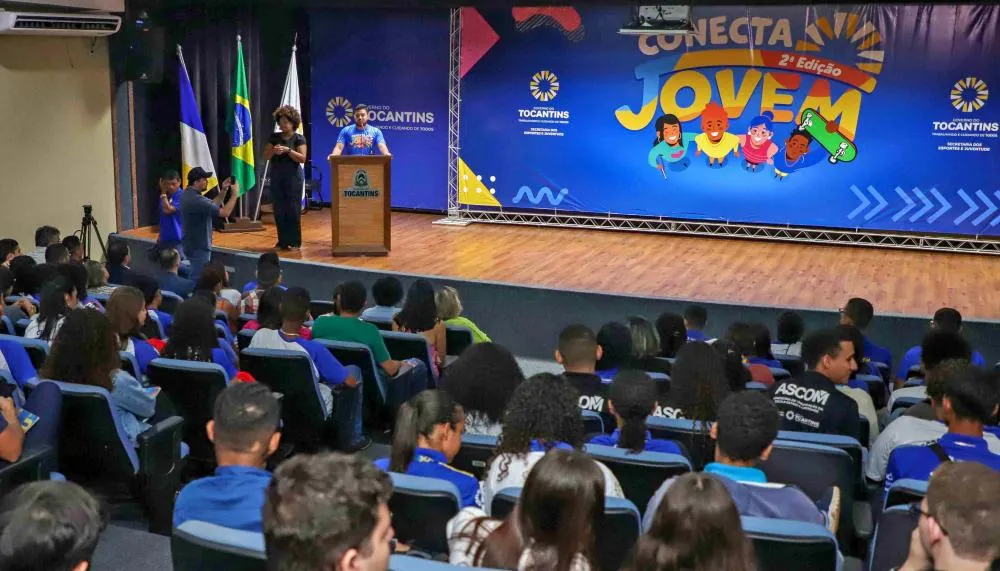 Participantes da solenidade de encerramento do Conecta Jovem, em Palmas, celebram os resultados do projeto.