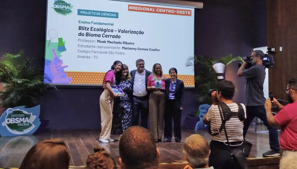 Estudante Marianny e a professora Moab recebendo a premiação regional na olimpíada.
