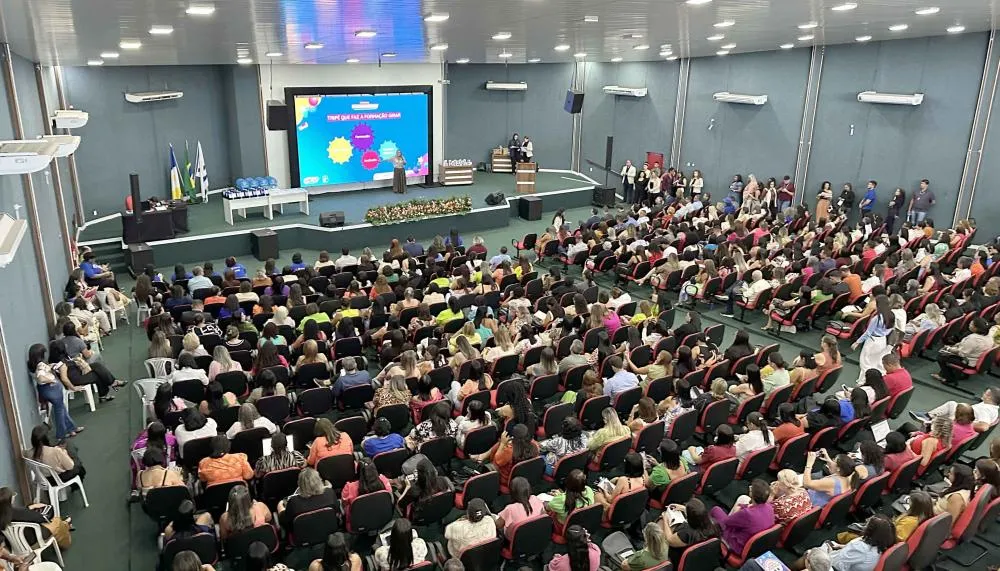 Participam do seminário professores, formadores, prefeitos e secretários de Assistência Social e de Educação das redes municipais do Tocantins para conhecerem as boas práticas desenvolvidas nos municípios.