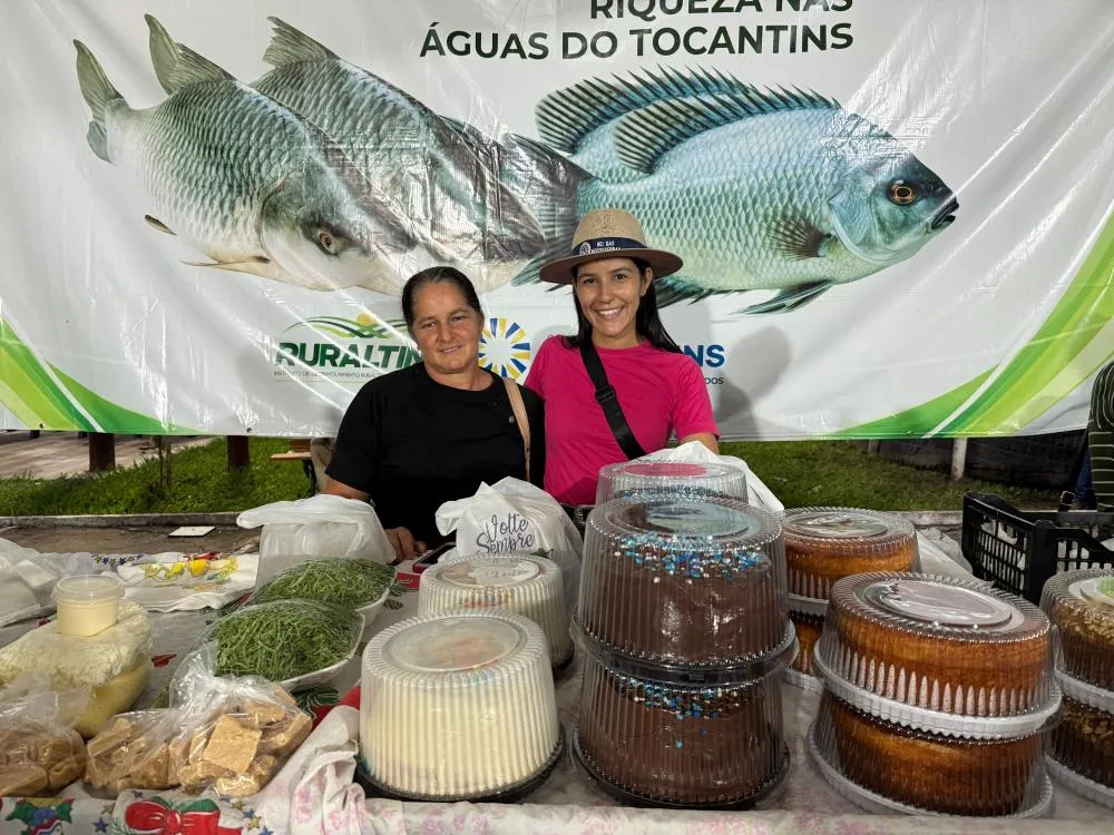 A expositora Edelaine Rodrigues de Souza, que trouxe bolos, doces e temperos.