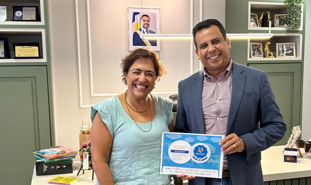 Entrega do certificado ao secretário Fábio Vaz foi feita pela articuladora oficial de comunicação do Selo Unicef, Ida Oliveira.