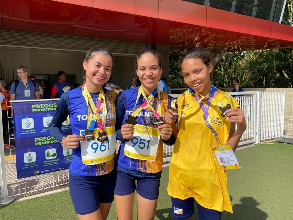 Yasmin, Edivaneide e Sarah exibem as medalhas que já conquistaram nas Paralimpíadas Escolares 2024.