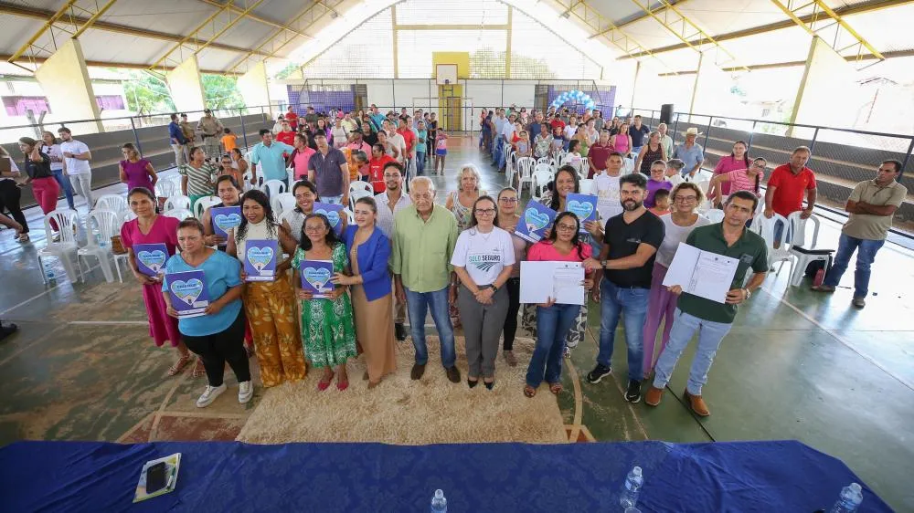  Tocantinenses comemoram o recebimento do título de propriedade após anos de espera.