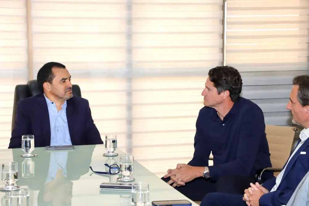  Governador Wanderlei Barbosa e o ex-jogador Edmilson discutem projetos para o desenvolvimento do esporte no Tocantins.