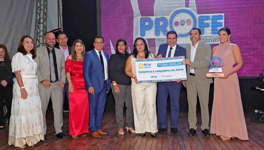 Governador Wanderlei Barbosa e a primeira-dama Karynne Sotero entregam prêmios do Profe.