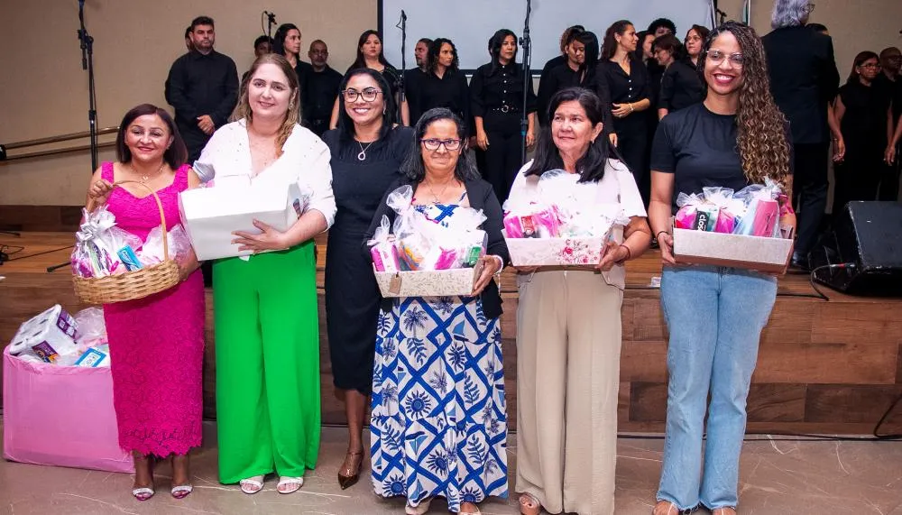 Entrega de kits de higiene pessoal arrecadados pela campanha solidária Todas fortes pela dignidade feminina.