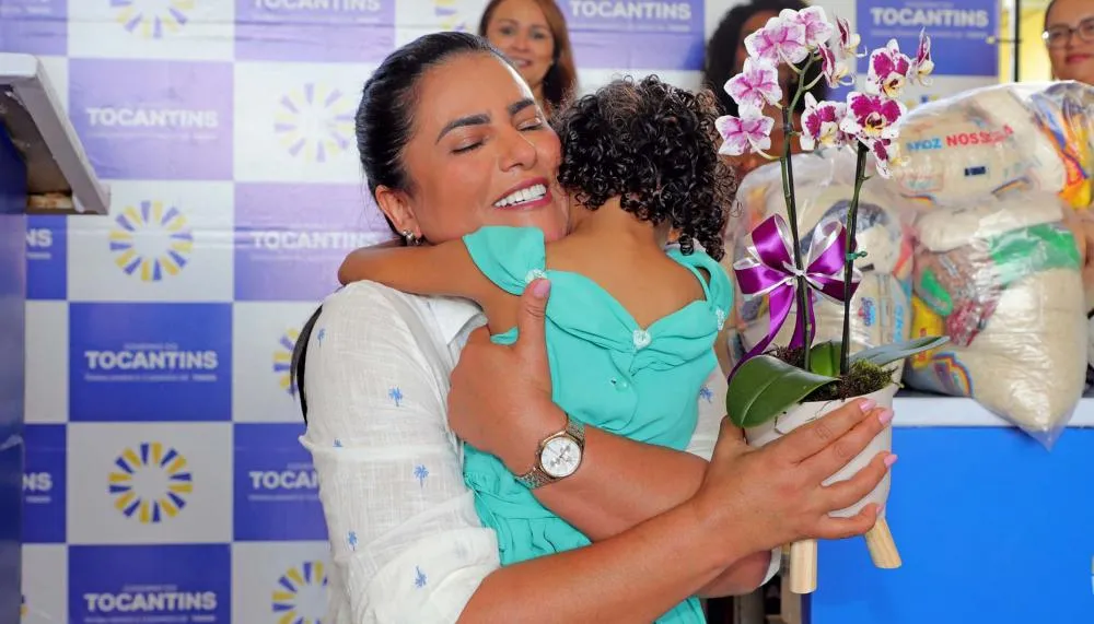 Com ações de arrecadação de alimentos, inclusão social e cuidado com idosos, campanha idealizada pela primeira-dama Karynne Sotero tem como objetivo transformar o Natal de quem mais precisa.