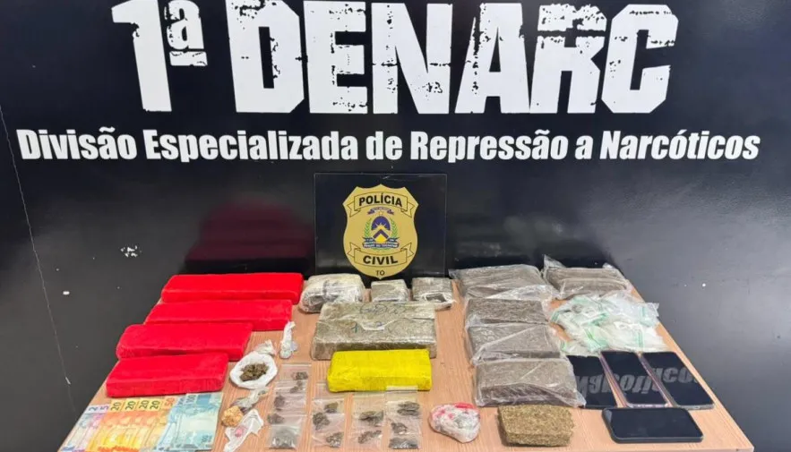 No local foram encontrados, acondicionados dentro de uma bolsa, mais de dez tabletes de maconha e várias outras porções menores, perfazendo mais de 10kg da droga.