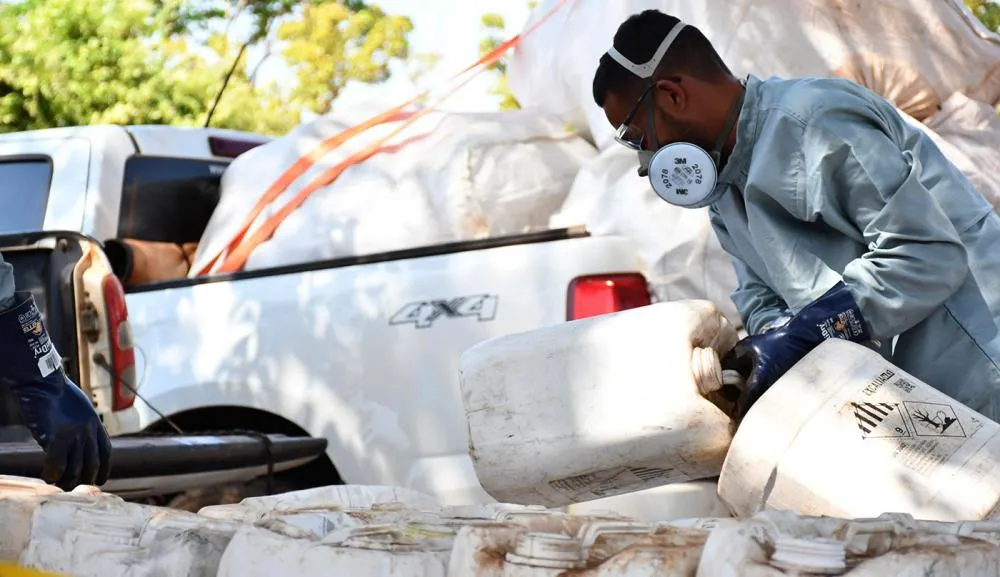 Projeto de recebimento itinerante de embalagens vazias de agrotóxicos atendeu mais de 1,3 mil produtores rurais e recebeu aproximadamente 50 toneladas dessas embalagens 