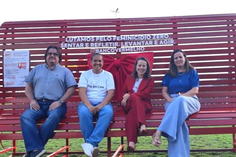 Banco Vermelho chama à atenção para o combate ao feminicídio.