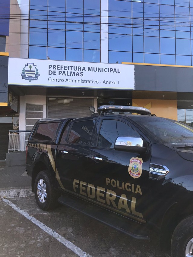 Policiais saíram do prédio da prefeitura com malote de documentos — Foto: Ana Paula Rehbein