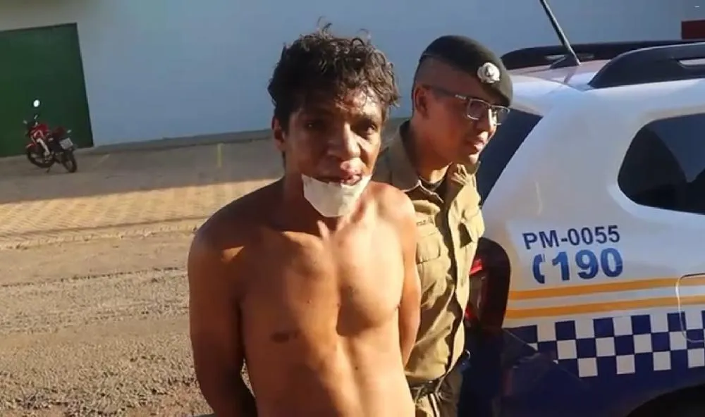Após ser detido por populares, no setor Morada do Sol II, Charles Bonfim Batista Ribeiro, foi entregue aos militares do 6º BPM e em seguida apresentado na DEAM – Foto: Allessandro Ferreira