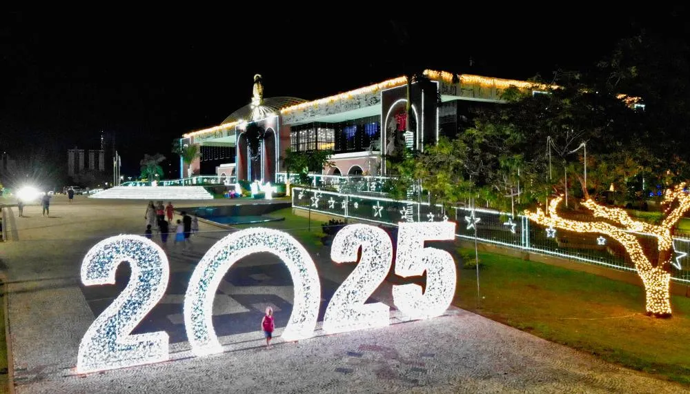 Com 6 milhões de pontos de luz e mais de 700 peças decorativas, a Praça dos Girassóis se transforma em um cenário mágico de Natal