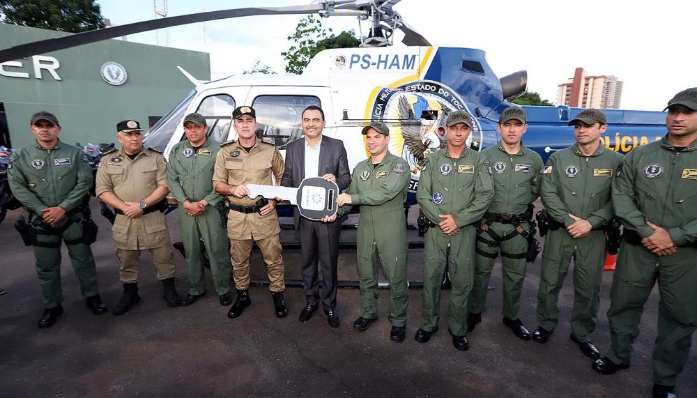 O governador Wanderlei Barbosa entrega oficialmente o helicóptero Graer 03 à Polícia Militar do Tocantins durante solenidade no Quartel do Comando Geral, em Palmas.
