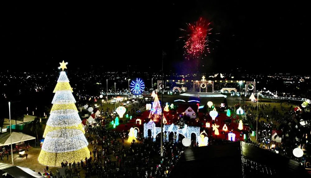 Estrutura de Natal conta com 6 milhões de pontos de luz, espalhados em aproximadamente 570 mil m² da praça.
