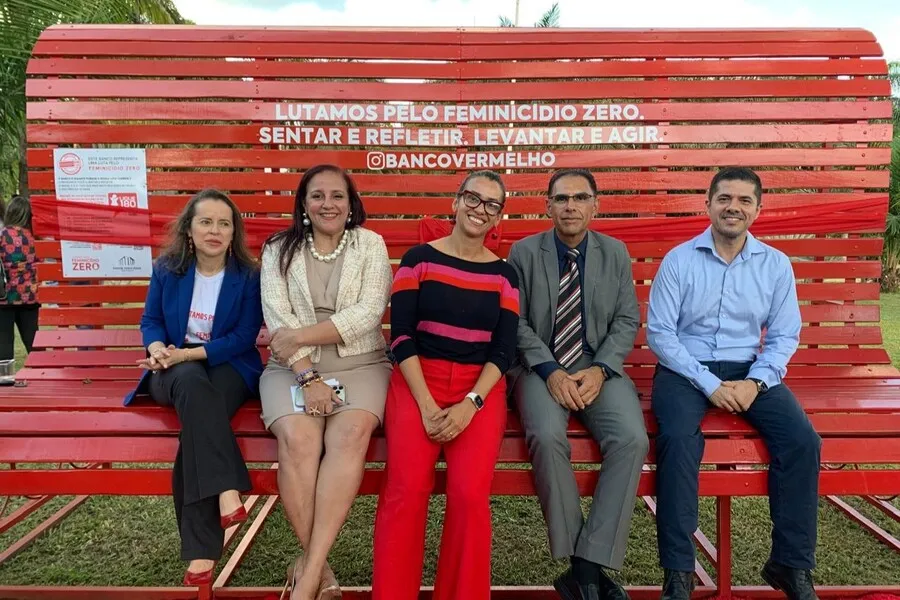 O Banco Vermelho é um símbolo de resistência e conscientização na luta contra o feminicídio - Foto: Comunicação DPE-TO Gurupi/Divulgação