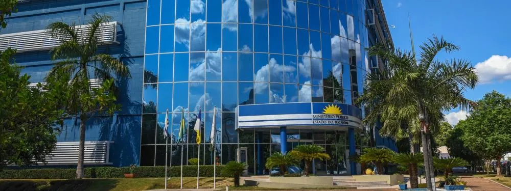 Denúncia pelos crimes de homicídio qualificado e lesão corporal grave.